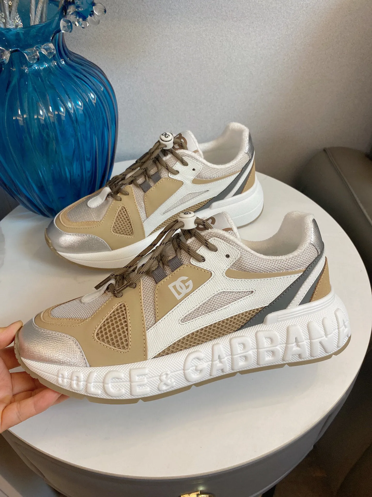 Men's men's shoes💰580 Dolce&Gabbana Dolce & Gabbana's latest popular D&G couple's dad shoes Airmaster series casual sports shoes original purchase development and production Airmaster shoes draw inspiration from Daymaster's iconic shape, while lightening the middle part of the sole to present a more sporty appearance. Nylon upper with contrasting suede and calfskin details. The tongue, heel and back sole are embellished with the DG logo, and the micro-injection logo rubber label is the icing on the cake. Exquisitely packaged at the delivery counter🛍📦 ▪️ Fabric: Original imported first-layer cowhide ▪️ Lining: Customized breathable towel lining ▪️ Sole: Original molded PU+TPU material ▪️ Bottom thickness: 5CM ▪️ Size: Women's 35-40/Men's 39-44 (45 46 customized)